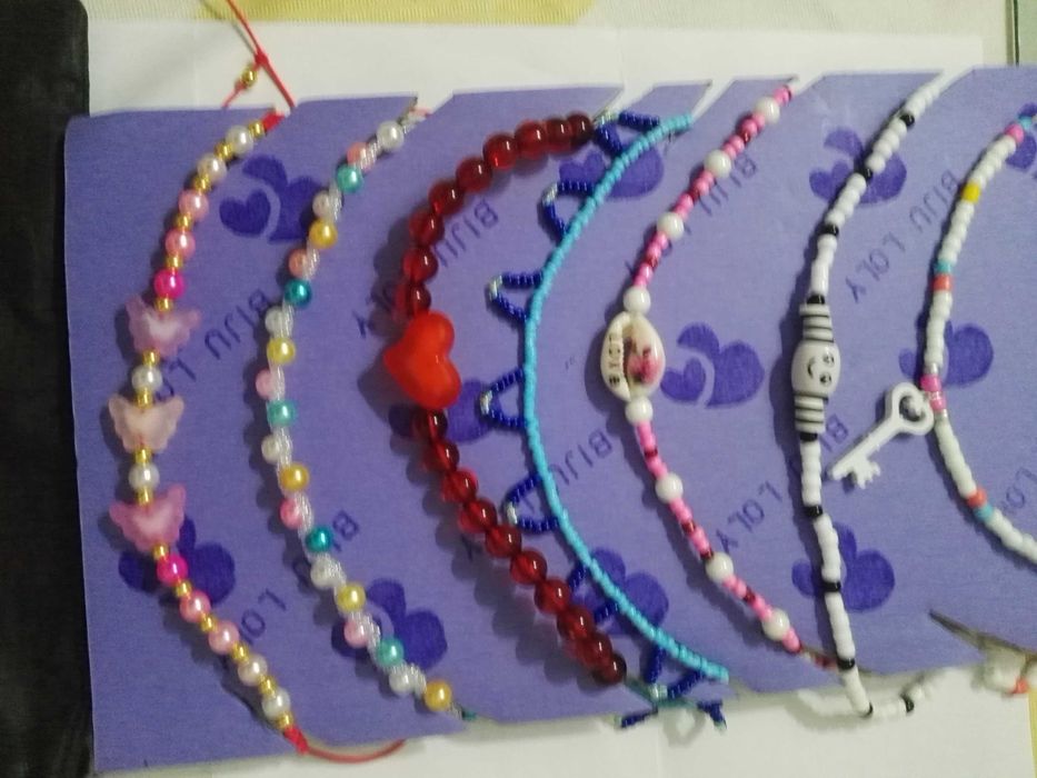 Bijuteria artesanal. Brincos, colares e pulseiras.