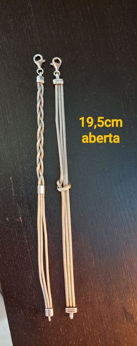 Pulseiras em prata contrastada.