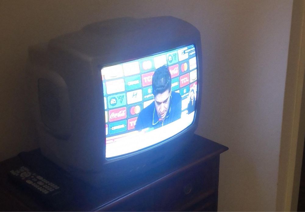 Televisão CRTda SEG , modelo S 3755TS - 14 polegadas aproximadas. A co