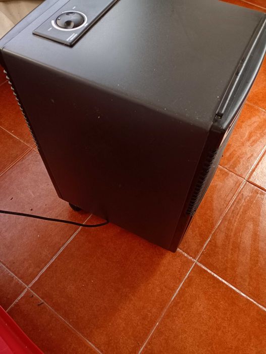 Desumidificador AEG preto