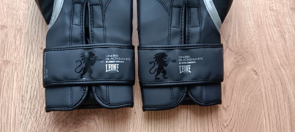 Luvas de boxe, boqueira e duas ligas