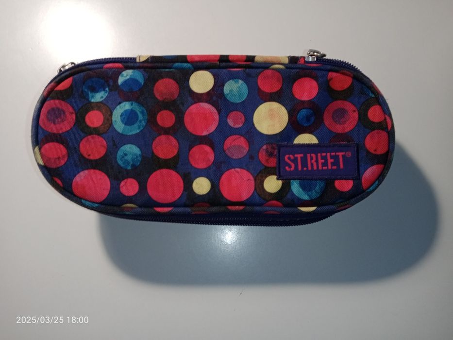 Pojemny piórnik do szkoły