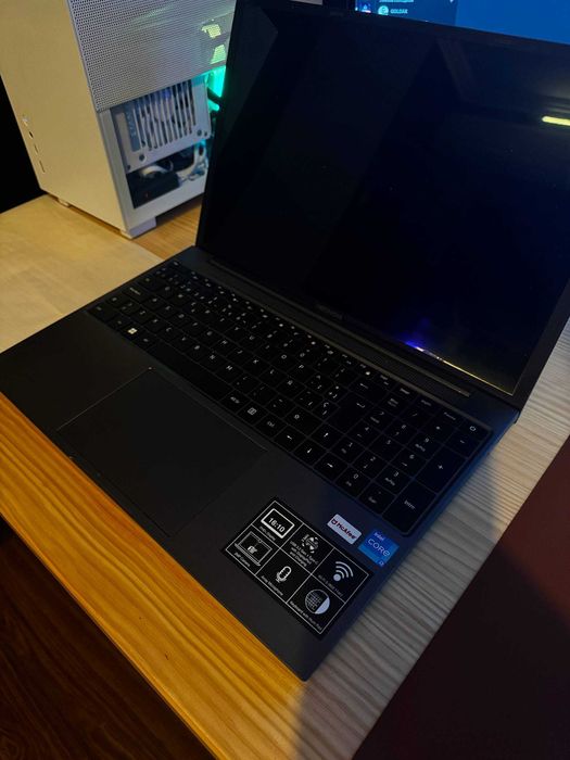 Intel Core i3-1115G4. Sin GPU Dedicada. 8GB RAM. 256GB SSD