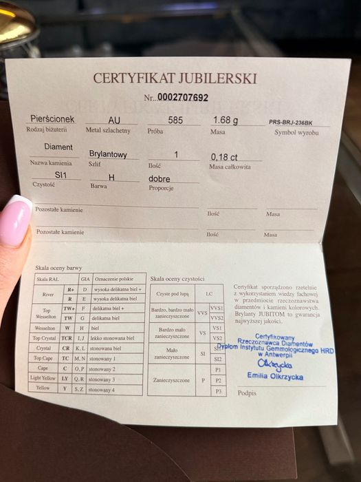 Pierścionek złoty z diamentem