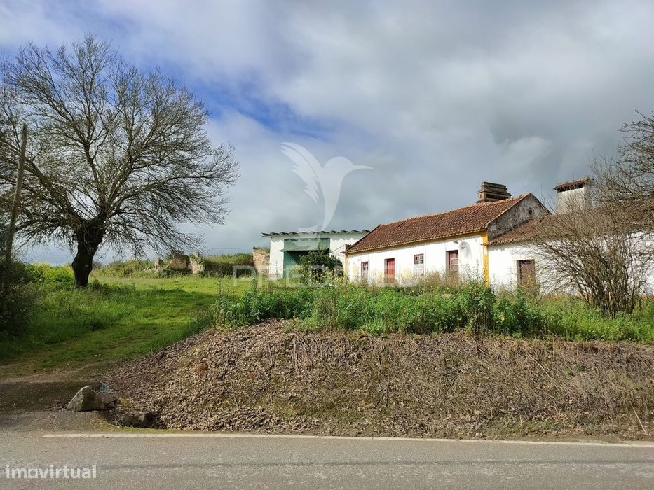 Moradia T2 para Recuperar com Barracão - S. Vicente do Paúl, Santarém