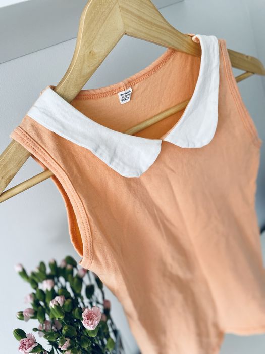 Pomarańczowa koszulka bez rękawów na lato z kołnierzykiem