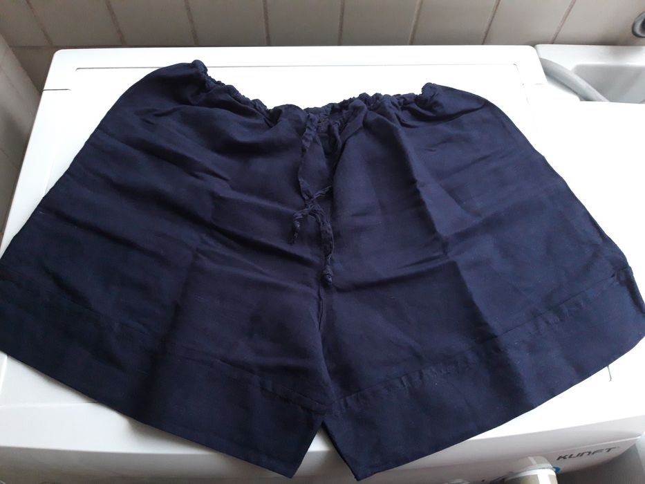 Calções curtos, lisos, de cor azul escuro (M)