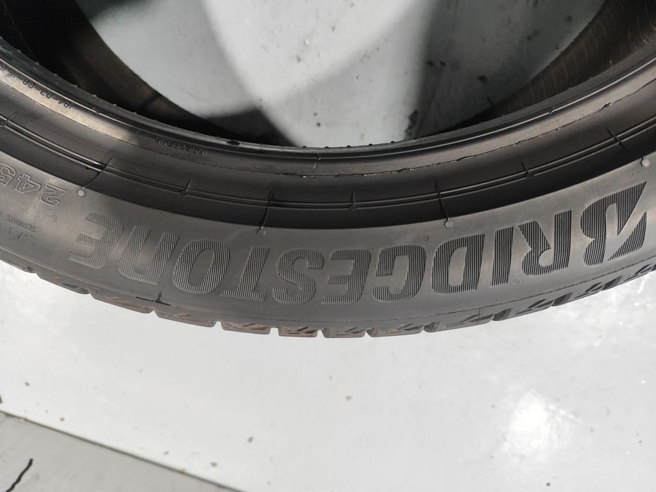 2 pneus semi novos 245-40R19 Bridgestone - Oferta dos Portes