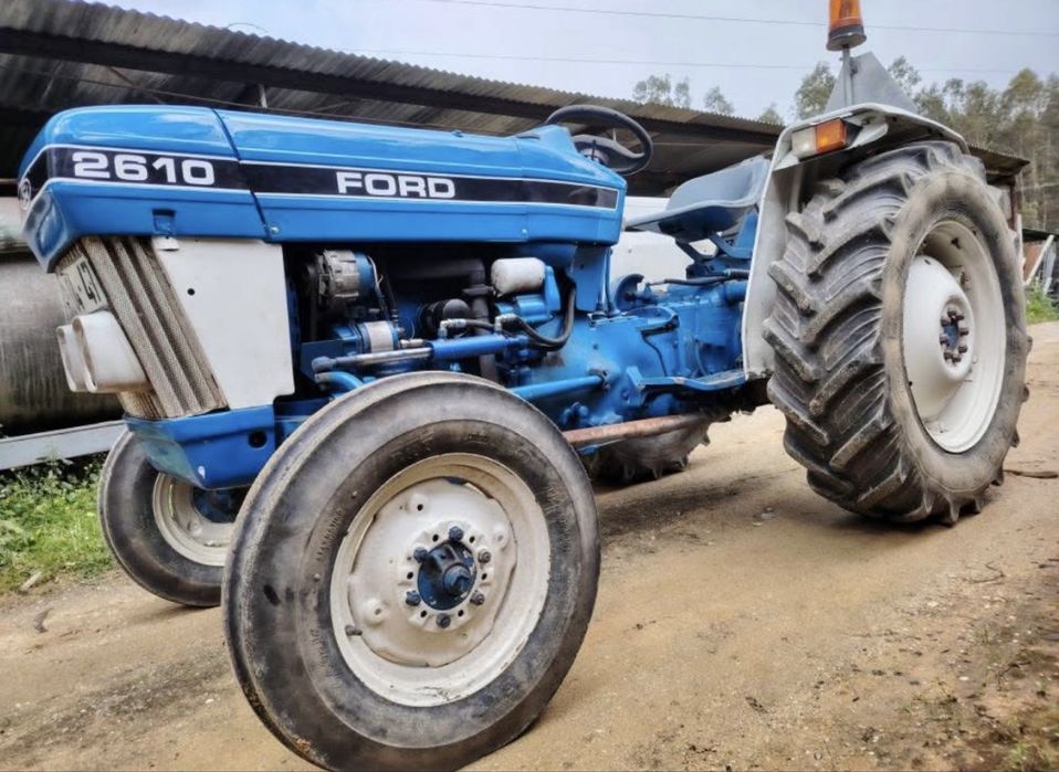 Trator ford em muito bom estado