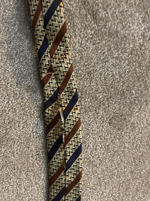 Gravatas em tons de verde e amarelo