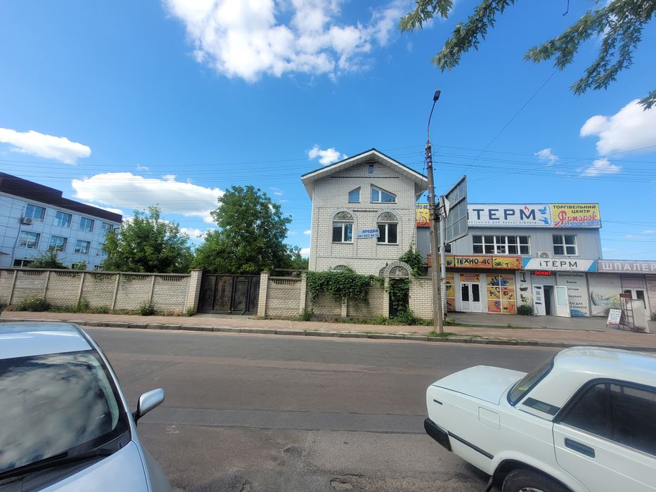 Приміщення і ділянка біля ринку.  Червона лінія.