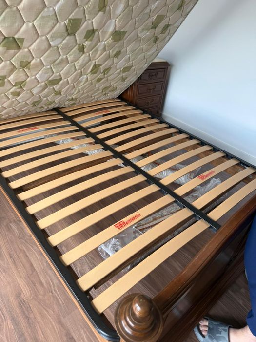 Cama + colchão + duas mesas de cabeceira