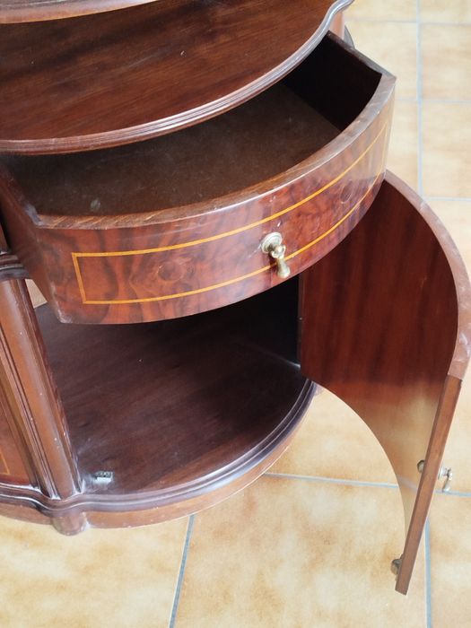 Móvel rústico em madeira