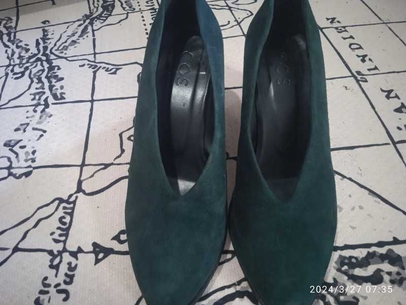 Buty COS w kolorze butelkowej zieleni, r. 39