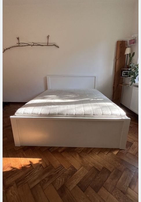 Łóżko podwójne z zagłówkiem drewniane z materacem