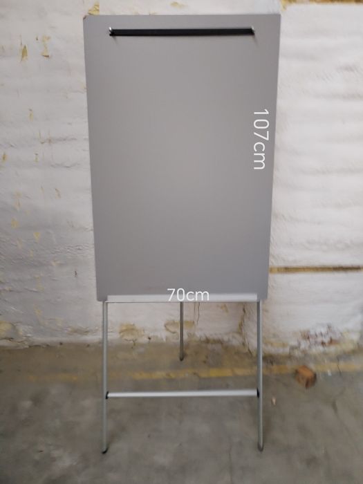 Tablica na stojaku używana w dobrym stanie