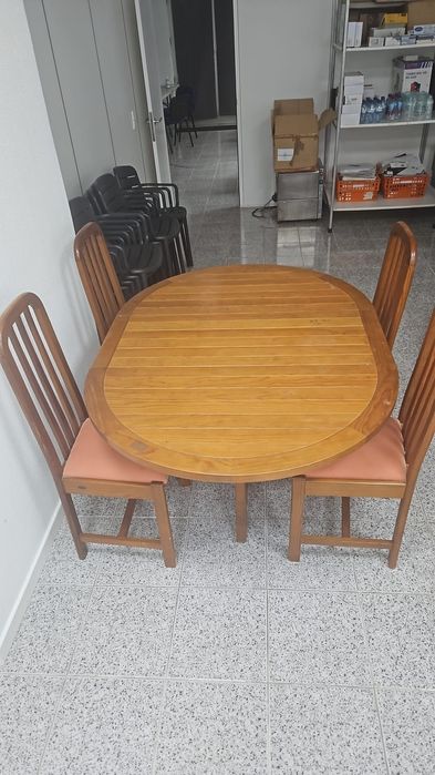 Mesa extensível com 4 cadeiras
