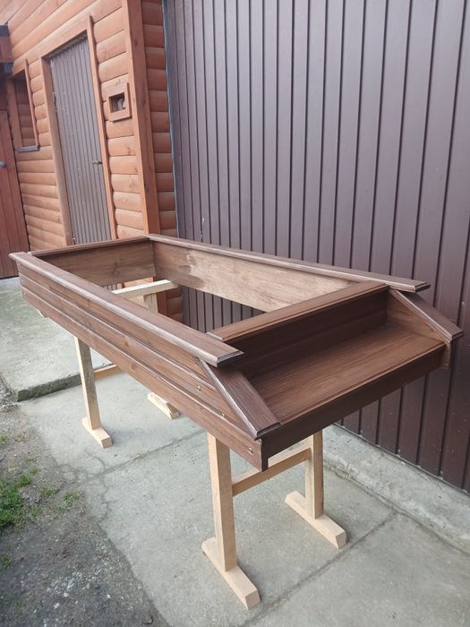 Obudowa grobu drewniana, nagrobek tymczasowy, obramowanie.