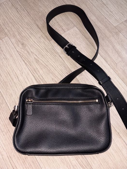 Czarna elegancka torebka na ramię GUESS