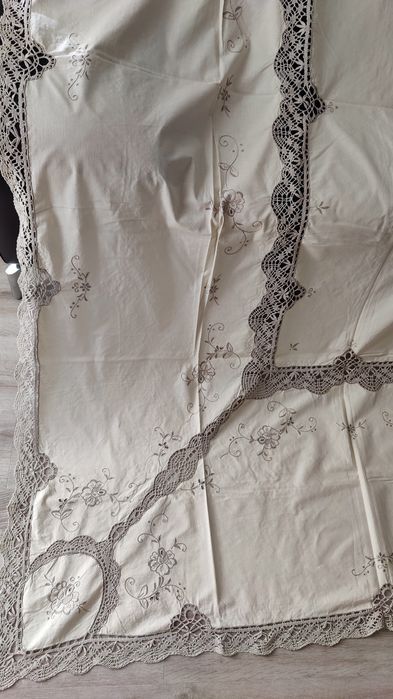 Toalha de mesa retangular bordada e com renda