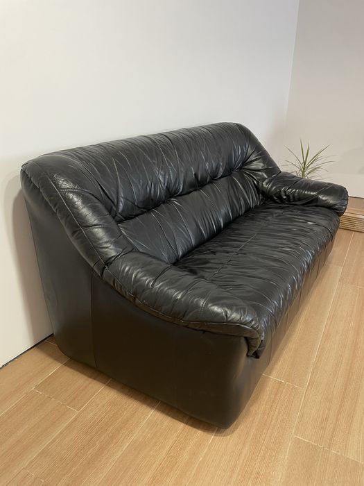 Sofá em pele e 2 bancos em pele- preto