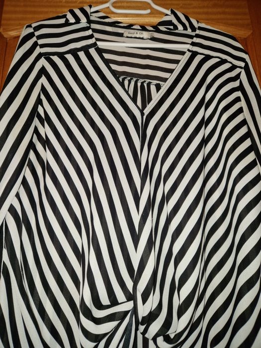 Blusa às riscas preto e branco