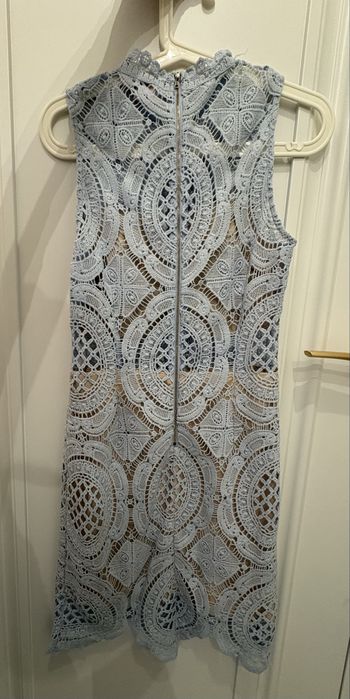 Piękna dopasowana sukienkw z grubej koronki 36/S