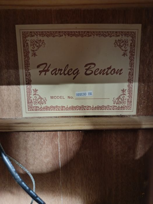 Полуакустичний бас Harley Benton