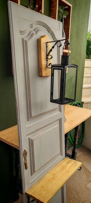 Porta antiga decorativa com candeeiro