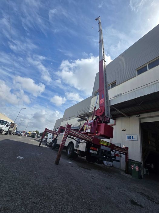 Camião com grua de 46 metros