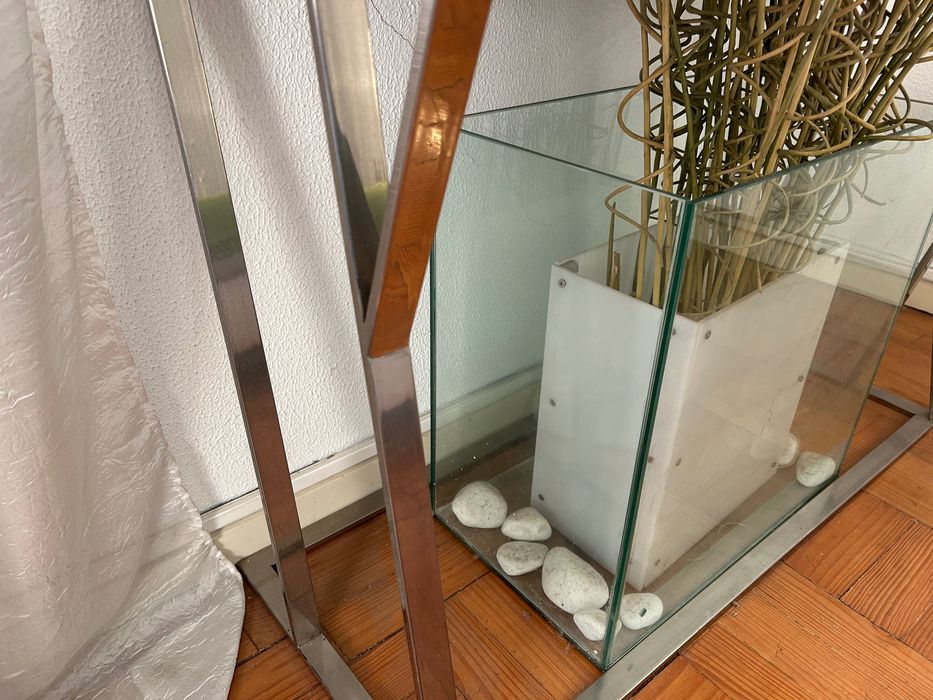 Mesa inox e vidro com caixa de vidro ornamental