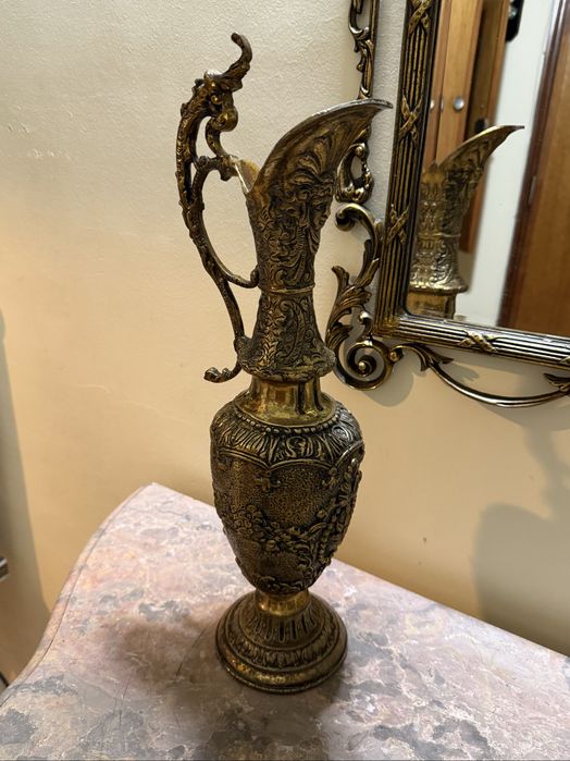 Conjunto de aparador, espelho e jarra em mármore e metal dourado dos anos 70
