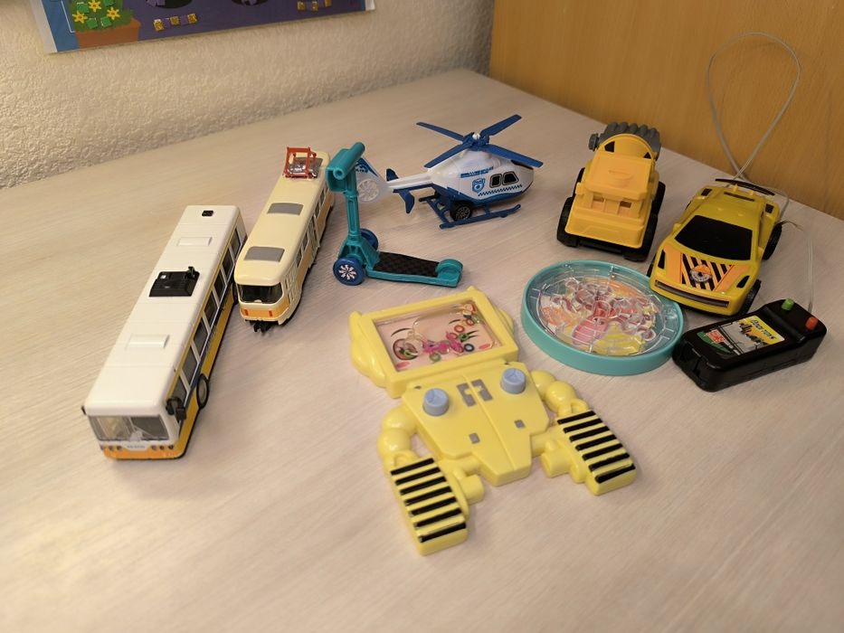 Іграшки машини, автобуси, військові