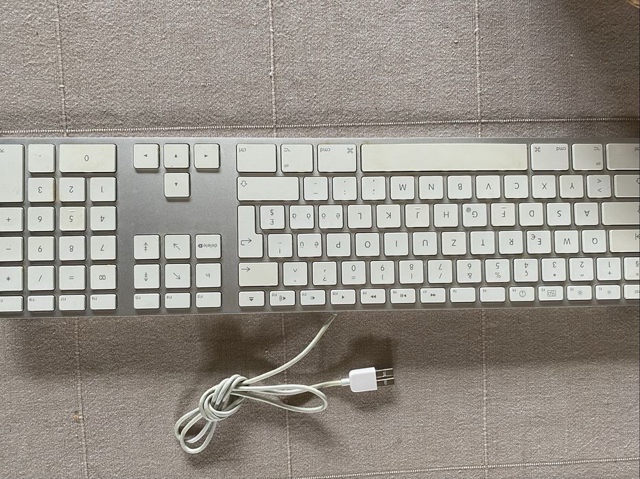 Oryginalna Klawiatura Apple A1243 | USB z blokiem numerycznym | QWERTZ