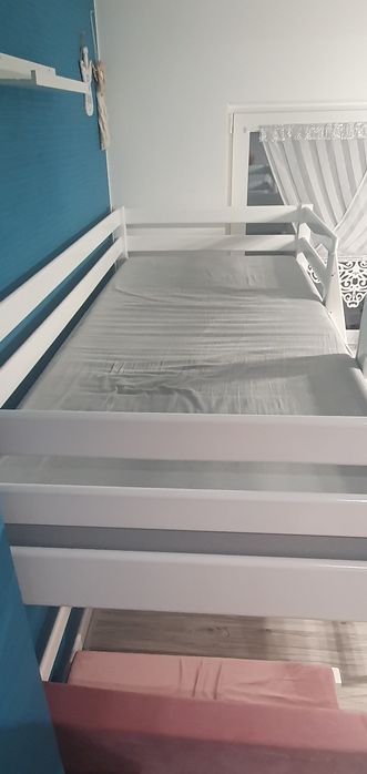 Łóżko piętrowe ze stolikiem