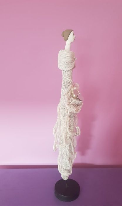 Estatueta de Mulher em Cerâmica