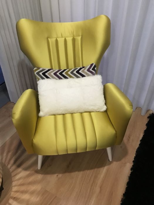 Cadeiräo e almofadas amarelas susana camelo