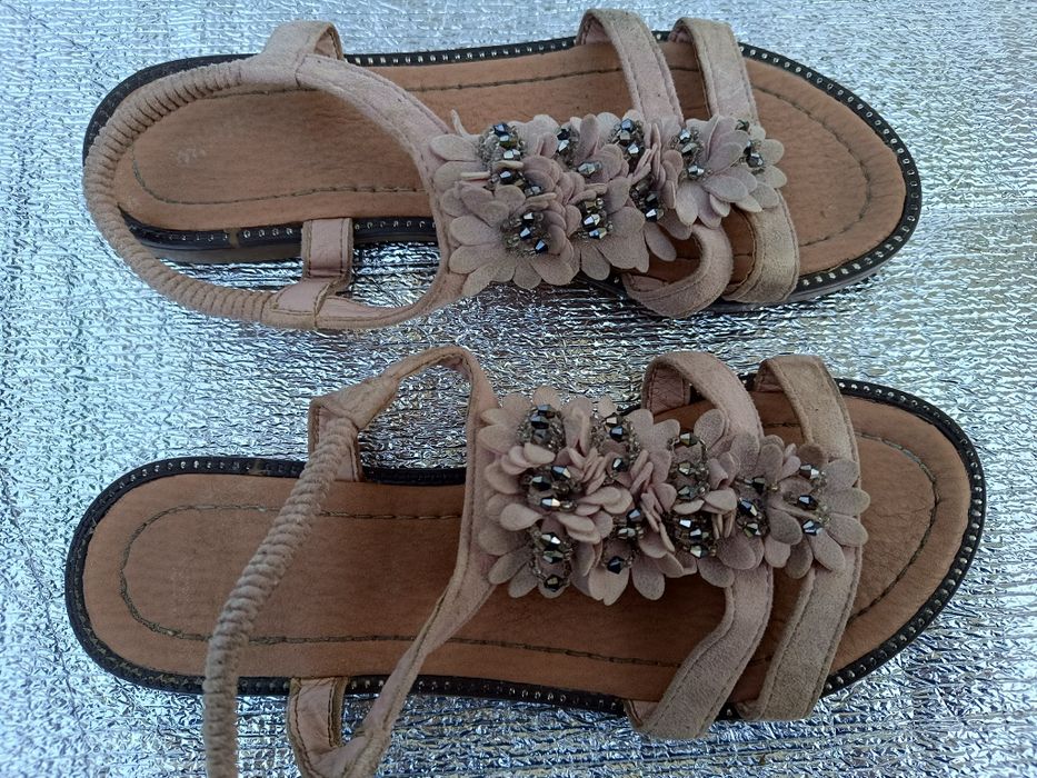 Sprzedam buty damskie młodzieżowe sandały 36