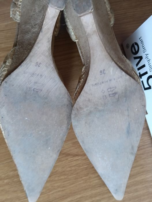 Sapatos elegantes em pele