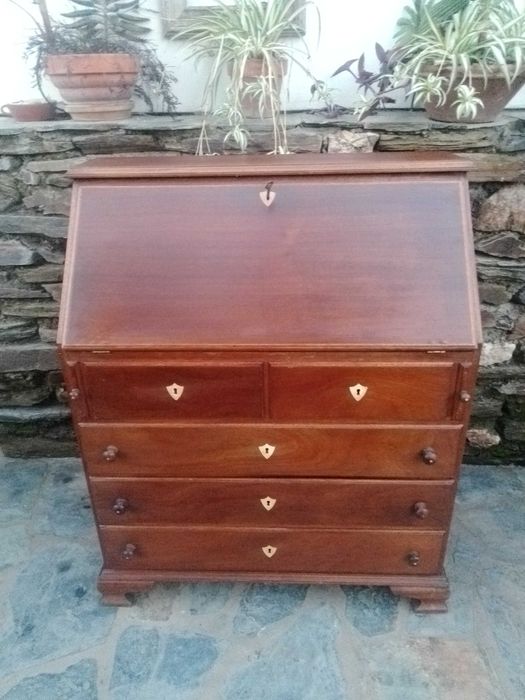 Bengaleiro e escrivaninha antigas