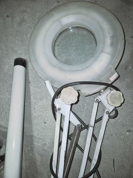 Lampa z lupą na kółkach