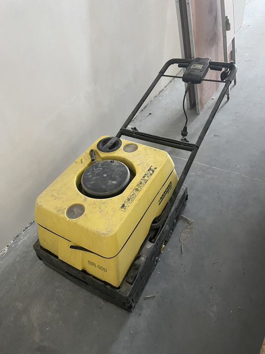 продам підлогомиючу машину керхер br400 в гарному робочому стані