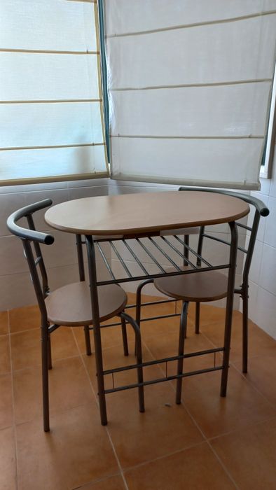 Conjunto de mesa e duas cadeiras