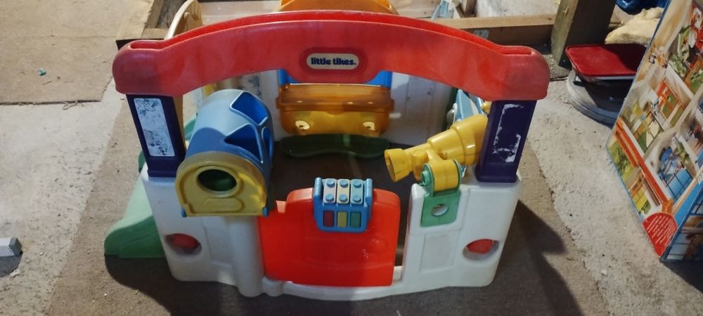 Mały domek aktywności dla dziecka