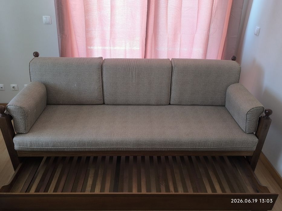 Sofá cama em madeira