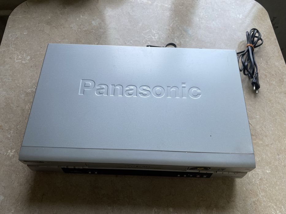 Видеомагнитофон Panasonic NV-SJ530 + VHS-кассеты
