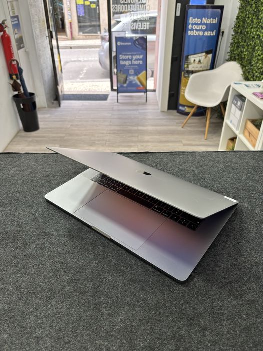 MacBook Pro 15 "Core i7 6-Core"| 16GB | Radeon Pro 4GB | Bateria 100% | Garantoa de 1 Ano