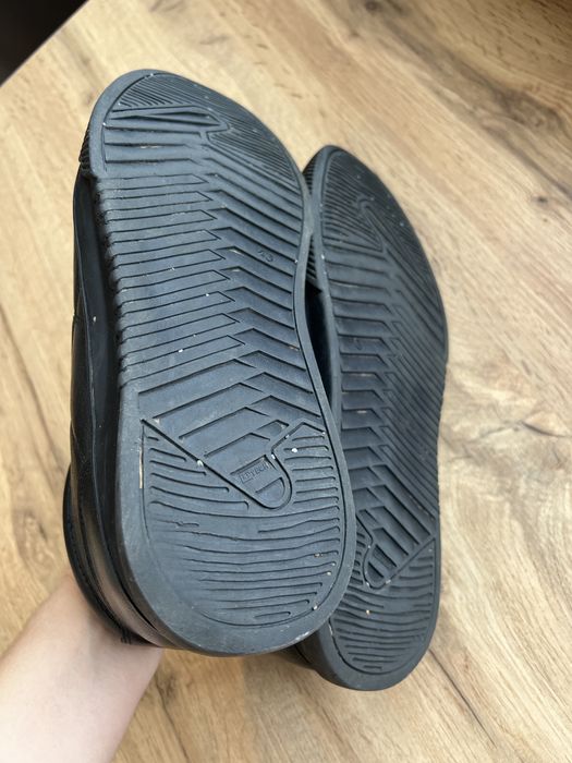 Продаж зимових черевиків.