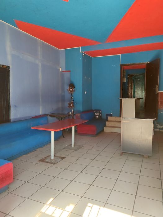 Post kummerċjali, 30 m²