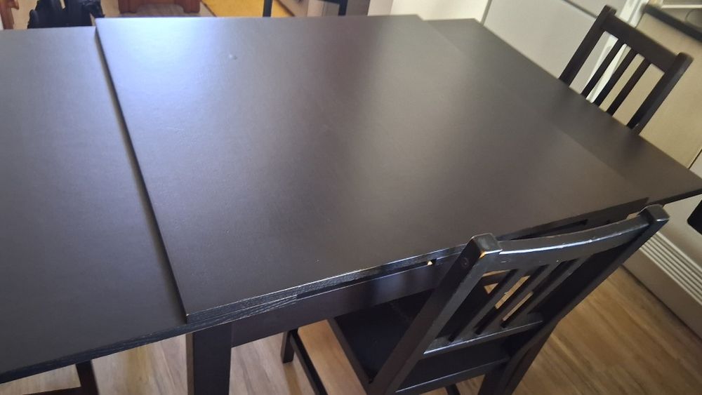 Mesa BJURSTA extensível e cadeiras